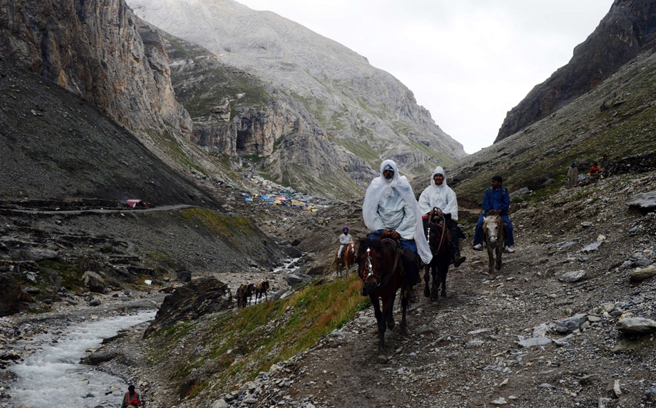 Kasmír, India: hinduk vonulása a Amarnath barlang mellett, közel háromezer-kilencszáz méter magasságban.