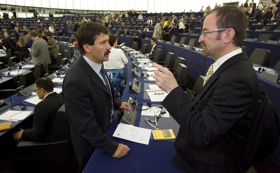2009. szeptember 14. - Áder János és Szájer József fideszes EP-képviselők a strasbourgi ülésteremben