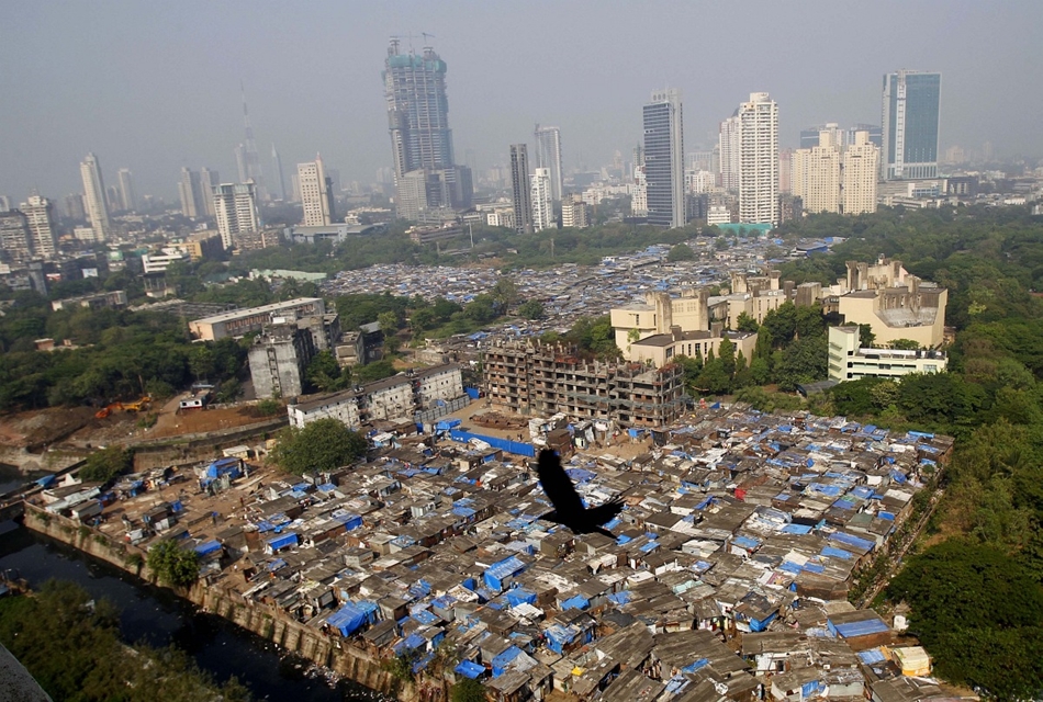 Mumbai, India. Felhőkarcolók és  nyomornegyedek.