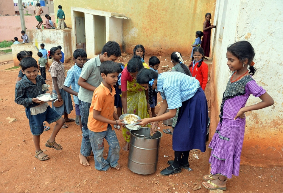 Bengaluru, India - a közétkeztetés növelheti az iskolalátogatási hajlandóságot egy olyan vidéken, ahol miden második gyermek alultáplált 