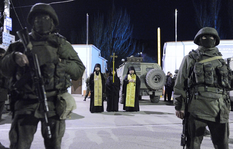 Balaklava, Ukrajna: orosz katonák és ortodox papok a városban. Egyre egyértelműbb, hogy a Krím-félsziget el kíván szakadni Ukrajnától, Oroszország pedig katonai erővel is segíti ezt a törekvést. Putyin megkapta a felhatalmazást a parlamenttől, most már hivatalosan is bevetheti a hadsereget Ukrajnában. A Nyugat szörnyülködik, de az EU-s külügyminiszterek leghamarabb hétfőn tárgyalnak. Közben Oroszpárti tüntetések kezdődtek a keleti Donyeckben is. Viktor Janukovics továbbra is Ukrajna elnökének tartja magát.