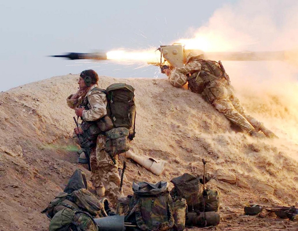 2003. március 21. - brit katonák induló rakétája a hadjárat második napján