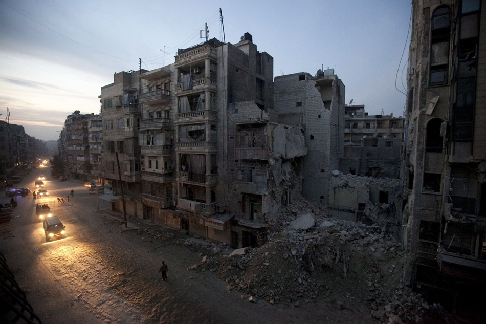 A felkelők ellenőrzése alatt álló Aleppó rommá lőtt házai. Rodrigo Abd, Manu Brabo, Narciso Contreras, Halil Hamra és Muhammed Muhejszen az AP hírügynökség fotóriporterei szíriai tudósításukért megkapták a Pulitzer-díjat hírkép kategóriában.