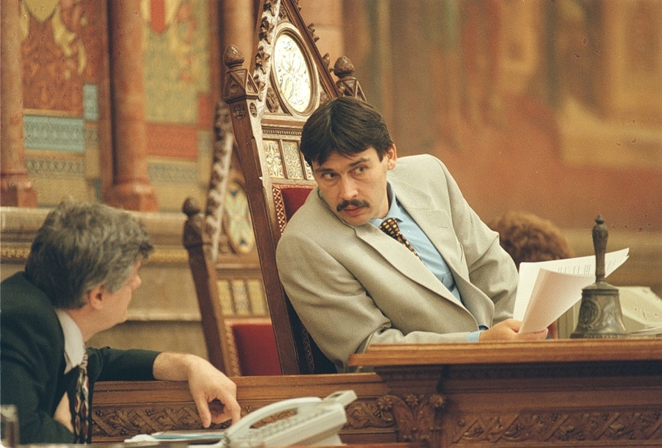 1998 - Áder János az Országgyűlés elnökeként a rendkívüli ülésszak idején