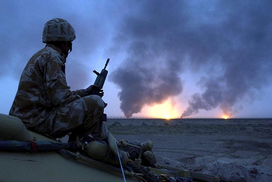 Brit katona pihenőben. Az amerikaiak után a britek küldték a legtöbb katonát Irakba, s szenvedték a legnagyobb veszteségeket a háború évei alatt.