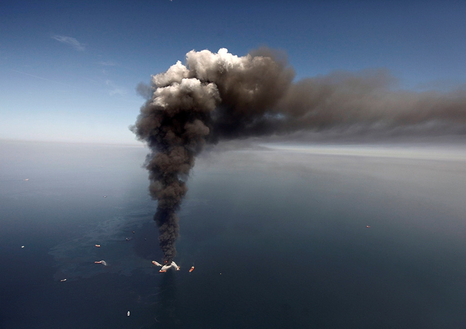 Április 21-én kigyulladt és elsüllyedt a Deepwater Horizon olajfúró torony Luisiana partjainál. A mélytengeri platform helyén azóta is szivárog az olaj a Mexikói-öböl vizébe.