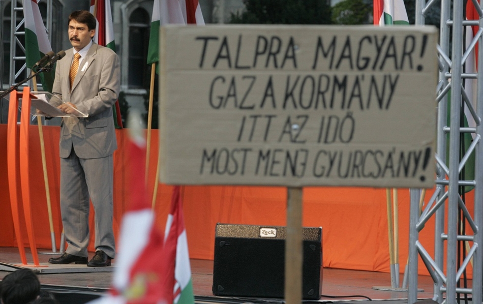 2006. október 7. - Áder János a Fidesz-MPSZ alelnöke a párt Kossuth téri nagygyűlésén bejelenti, hogy pártja büntetőeljárást kezdeményez Gyurcsány Ferenc miniszterelnök ellen
